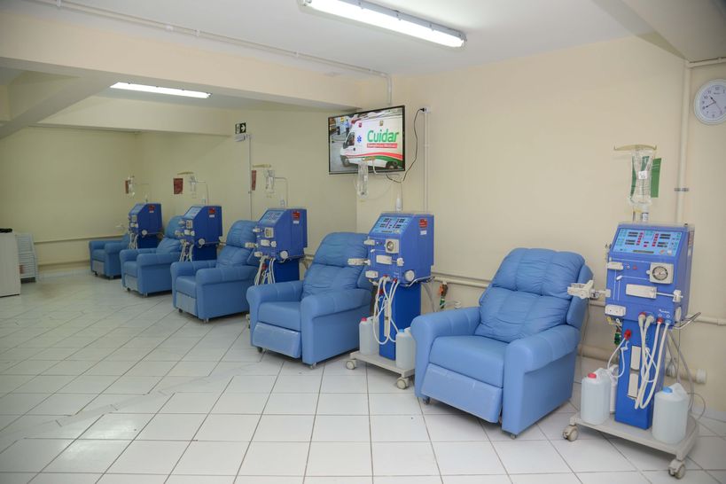 sala com cadeiras para hemodialise