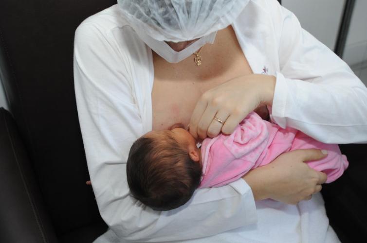 Mãe amamentando o bebê