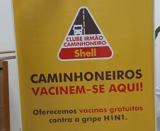Caminhoneiros recebem vacina da gripe no pólo distribuição de combustível
