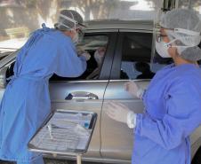 Testes por drive-thru já atenderam 367 pessoas da saúde e segurança