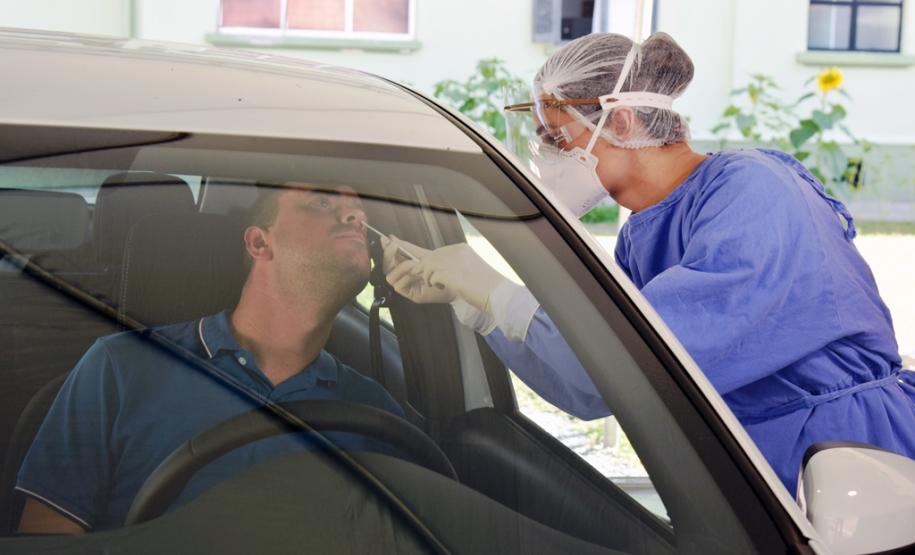 Exame sendo coletado dentro do carro da pessoa