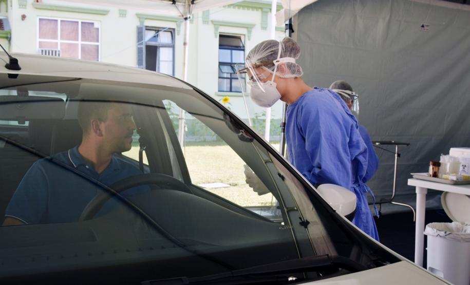 Exame sendo coletado dentro do carro da pessoa
