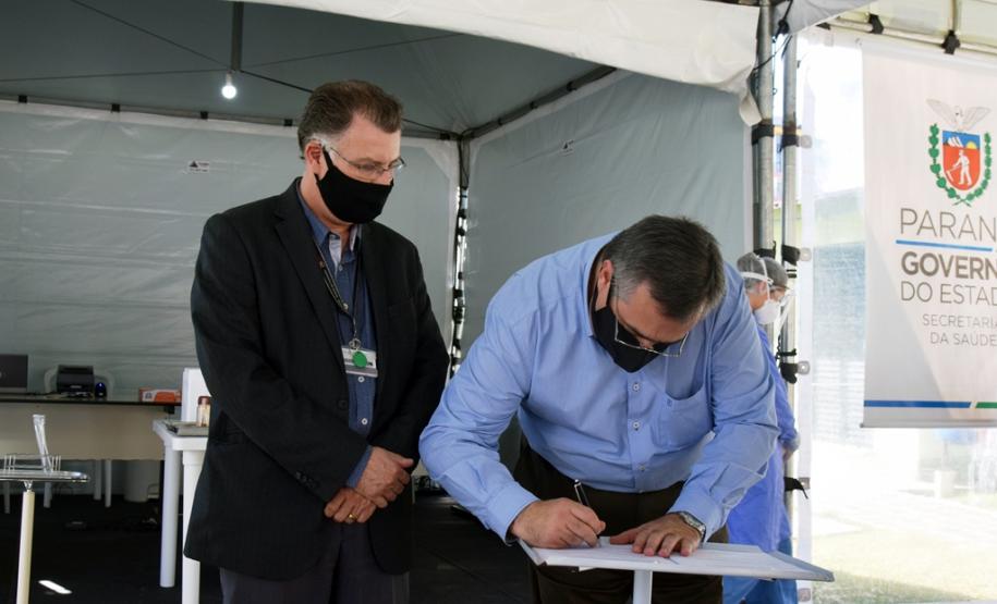 Exame sendo coletado dentro do carro da pessoa