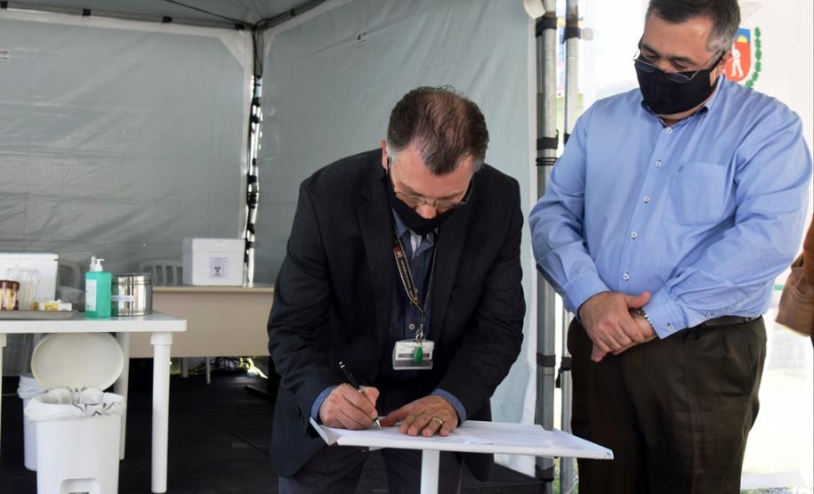 Exame sendo coletado dentro do carro da pessoa