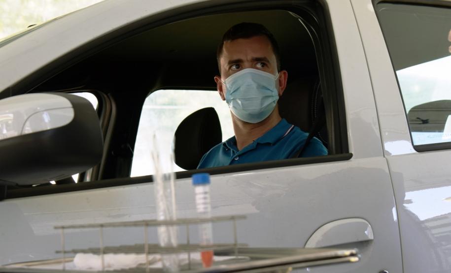 Exame sendo coletado dentro do carro da pessoa