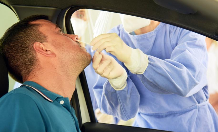 Exame sendo coletado dentro do carro da pessoa