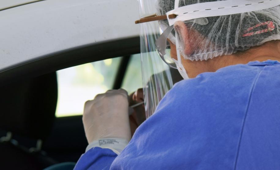 Exame sendo coletado dentro do carro da pessoa