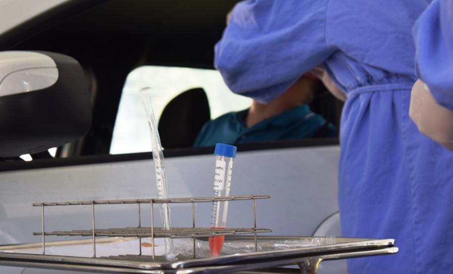 Exame sendo coletado dentro do carro da pessoa