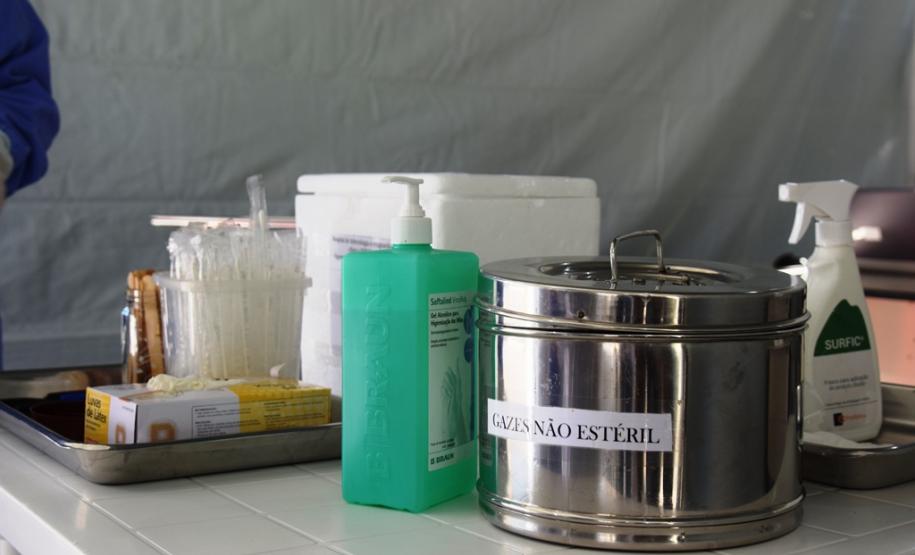 Exame sendo coletado dentro do carro da pessoa