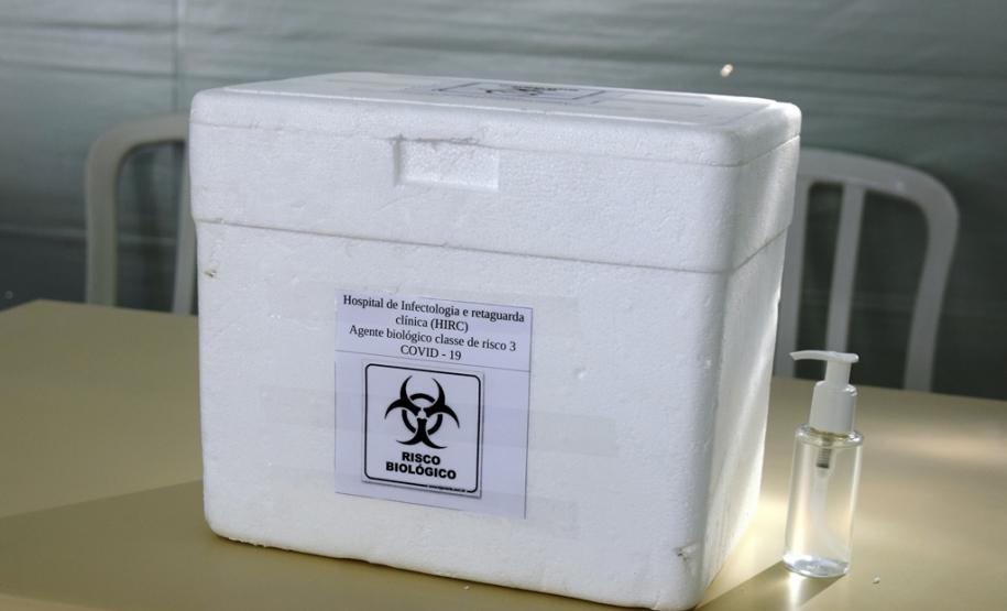 Exame sendo coletado dentro do carro da pessoa