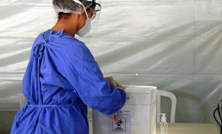 Exame sendo coletado dentro do carro da pessoa