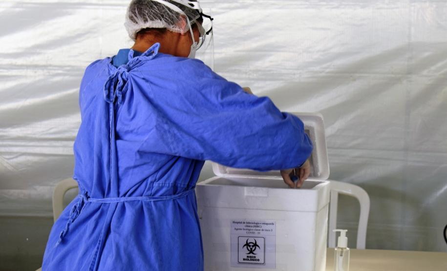 Exame sendo coletado dentro do carro da pessoa