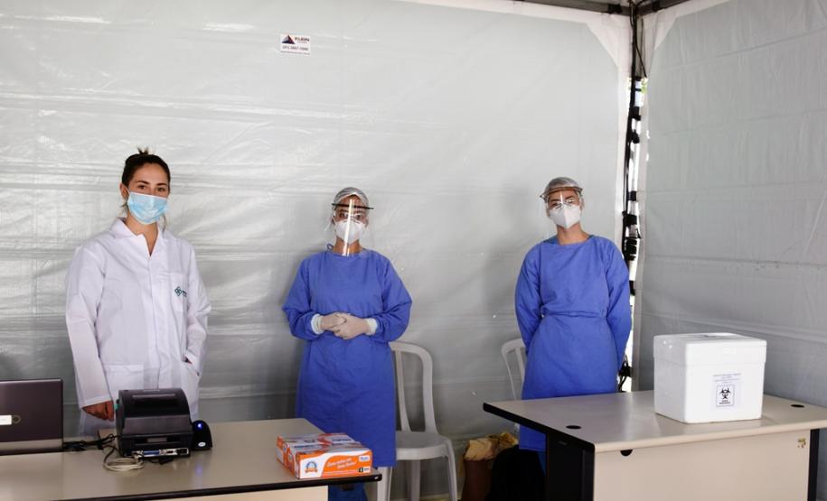 Exame sendo coletado dentro do carro da pessoa