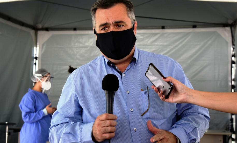 Exame sendo coletado dentro do carro da pessoa