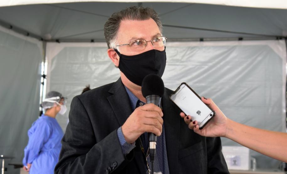 Exame sendo coletado dentro do carro da pessoa