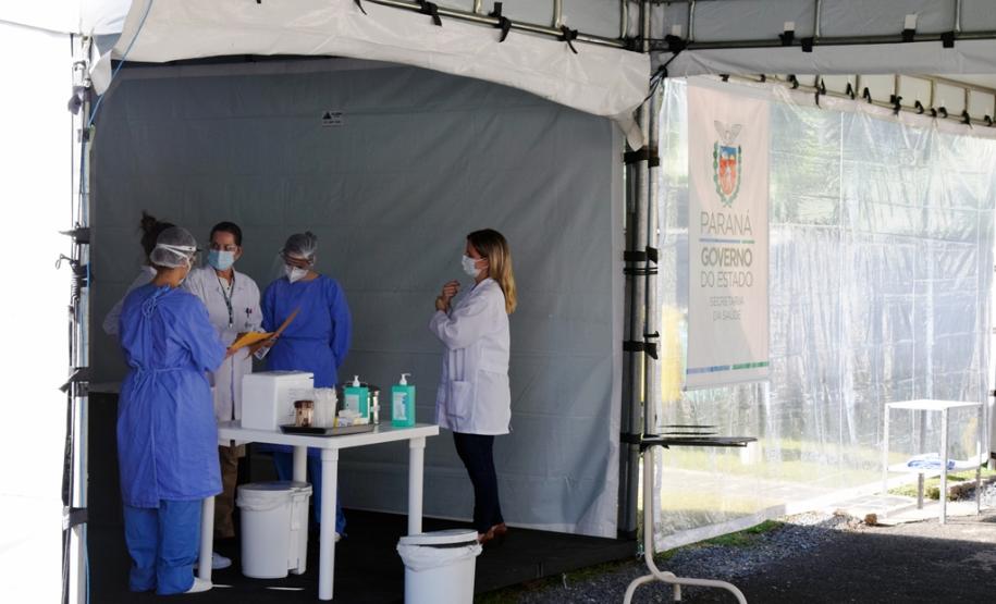 Exame sendo coletado dentro do carro da pessoa