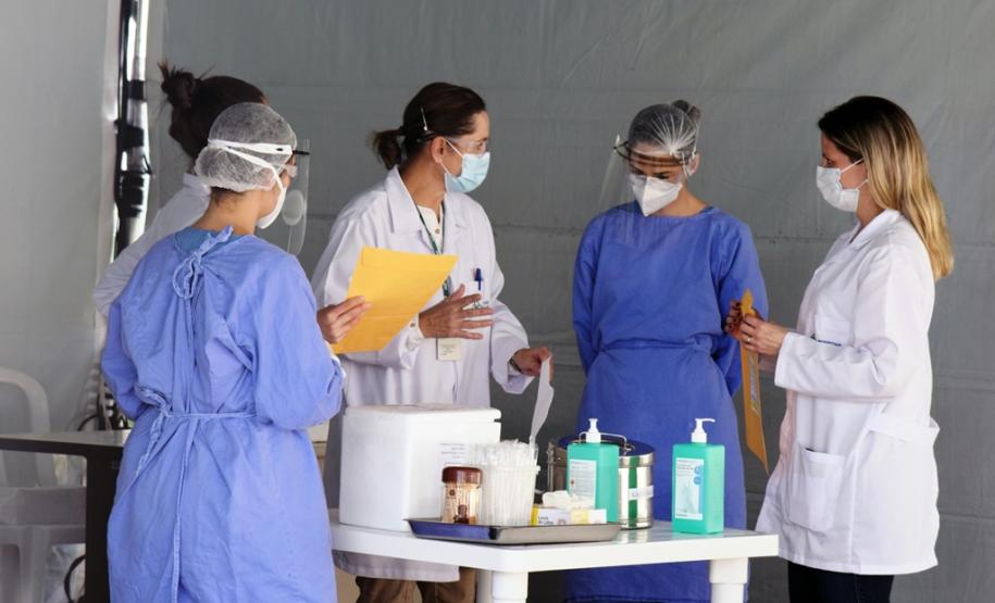 Exame sendo coletado dentro do carro da pessoa