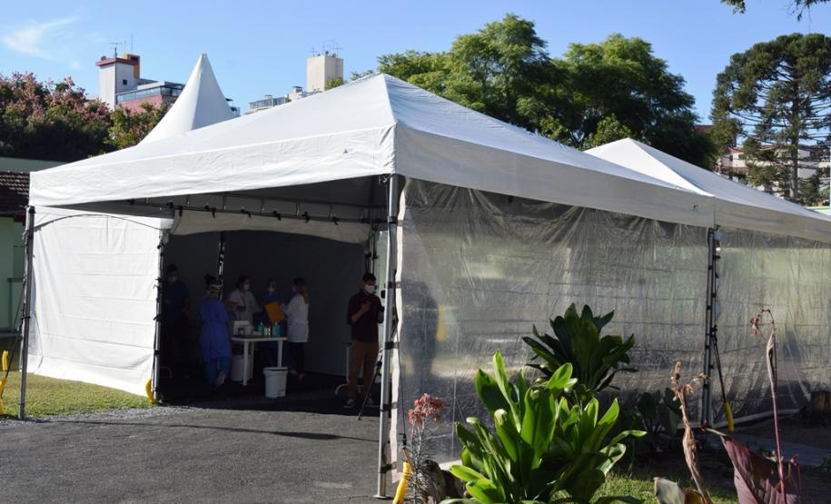 Exame sendo coletado dentro do carro da pessoa