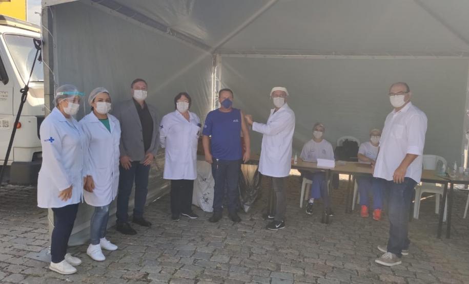 Caminhoneiros recebem vacina da gripe no pólo distribuição de combustível