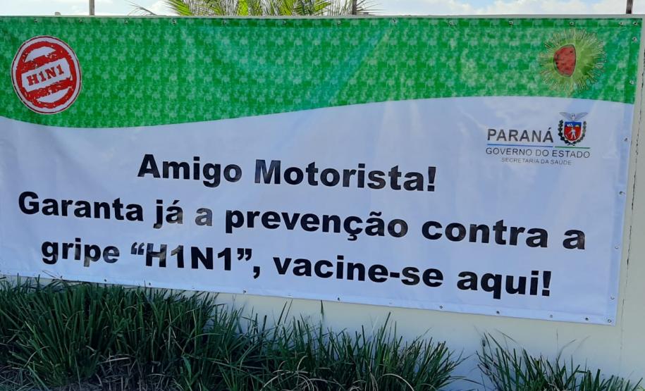 Caminhoneiros recebem vacina da gripe no pólo distribuição de combustível