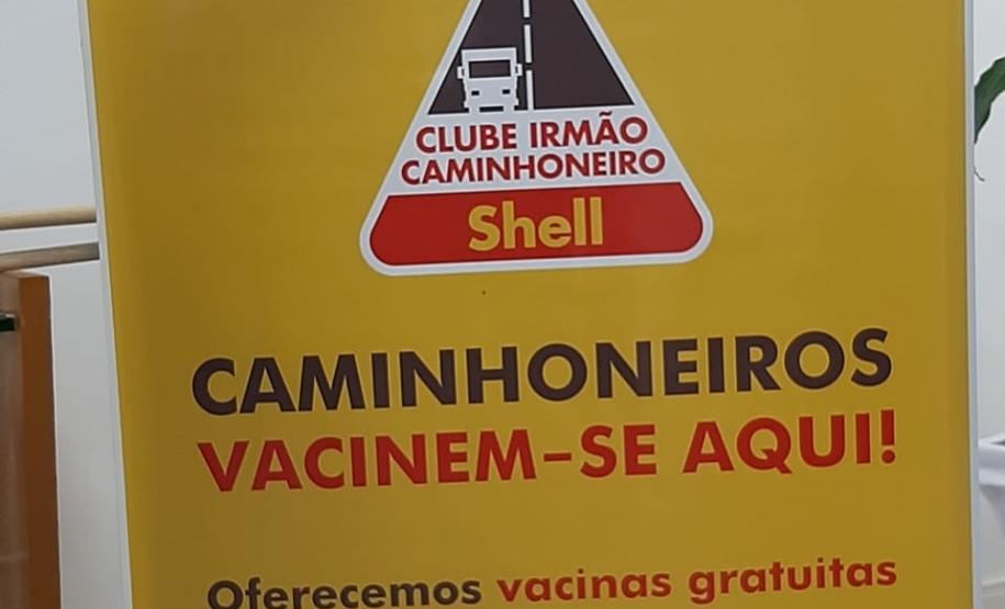Caminhoneiros recebem vacina da gripe no pólo distribuição de combustível
