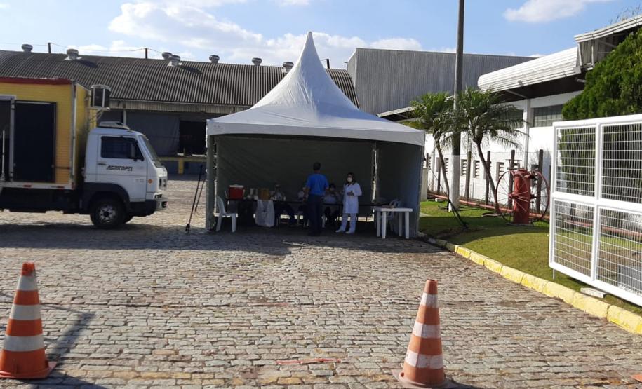 Caminhoneiros recebem vacina da gripe no pólo distribuição de combustível