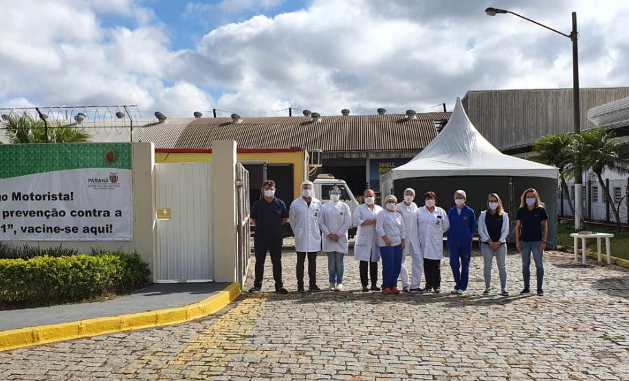 Caminhoneiros recebem vacina da gripe no pólo distribuição de combustível