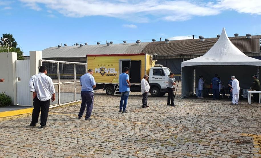 Caminhoneiros recebem vacina da gripe no pólo distribuição de combustível