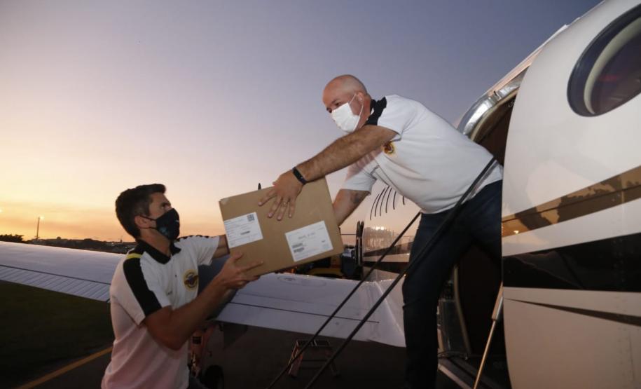 Paraná recebe anestésicos e relaxantes musculares do Hospital Unimed, do Rio de Janeiro. Uma aeronave do governo foi buscar. Estado também já está habilitado no processo de compra pelo Ministério da Saúde