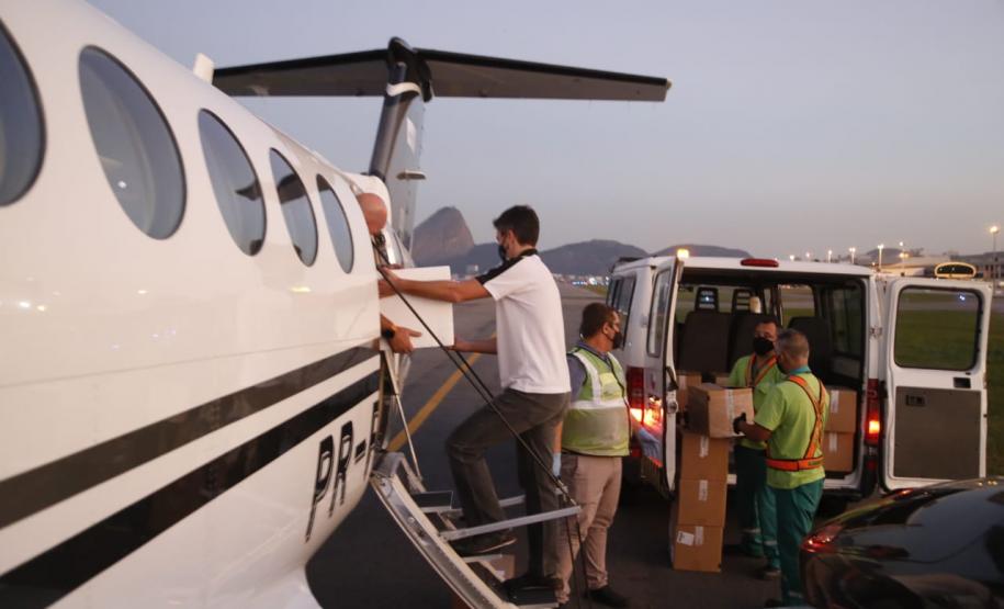 Paraná recebe anestésicos e relaxantes musculares do Hospital Unimed, do Rio de Janeiro. Uma aeronave do governo foi buscar. Estado também já está habilitado no processo de compra pelo Ministério da Saúde