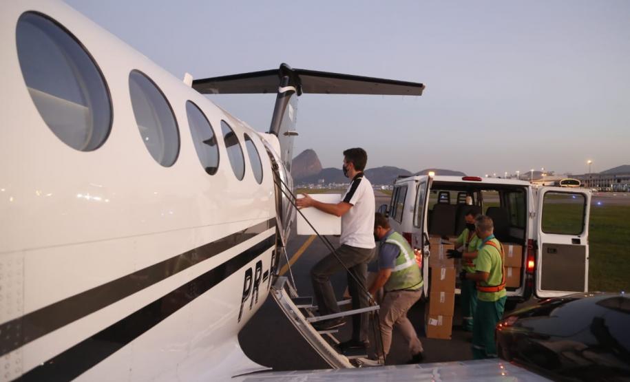 Paraná recebe anestésicos e relaxantes musculares do Hospital Unimed, do Rio de Janeiro. Uma aeronave do governo foi buscar. Estado também já está habilitado no processo de compra pelo Ministério da Saúde