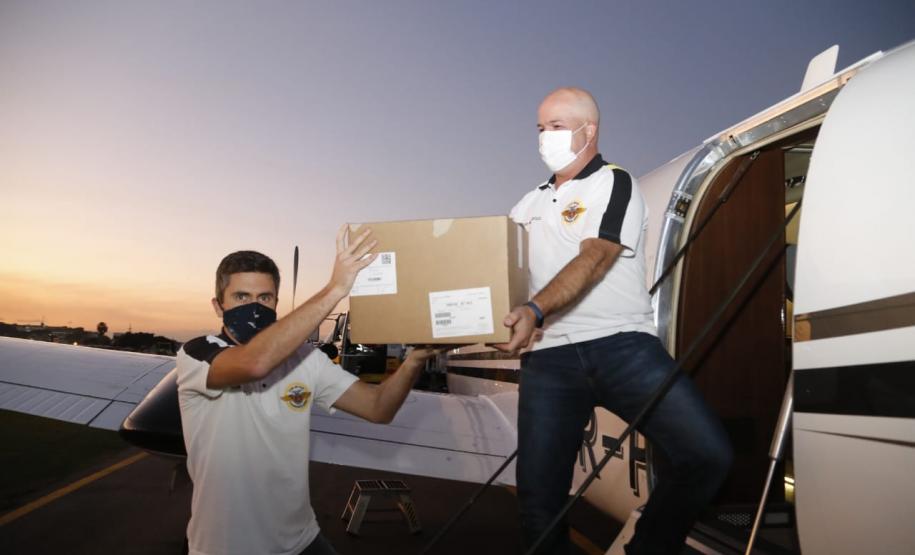 Paraná recebe anestésicos e relaxantes musculares do Hospital Unimed, do Rio de Janeiro. Uma aeronave do governo foi buscar. Estado também já está habilitado no processo de compra pelo Ministério da Saúde