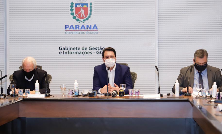 O governador Carlos Massa Ratinho Junior anunciou nesta terça-feira (30) uma série de medidas mais rigorosas para conter a evolução da pandemia do novo coronavírus no Paraná.