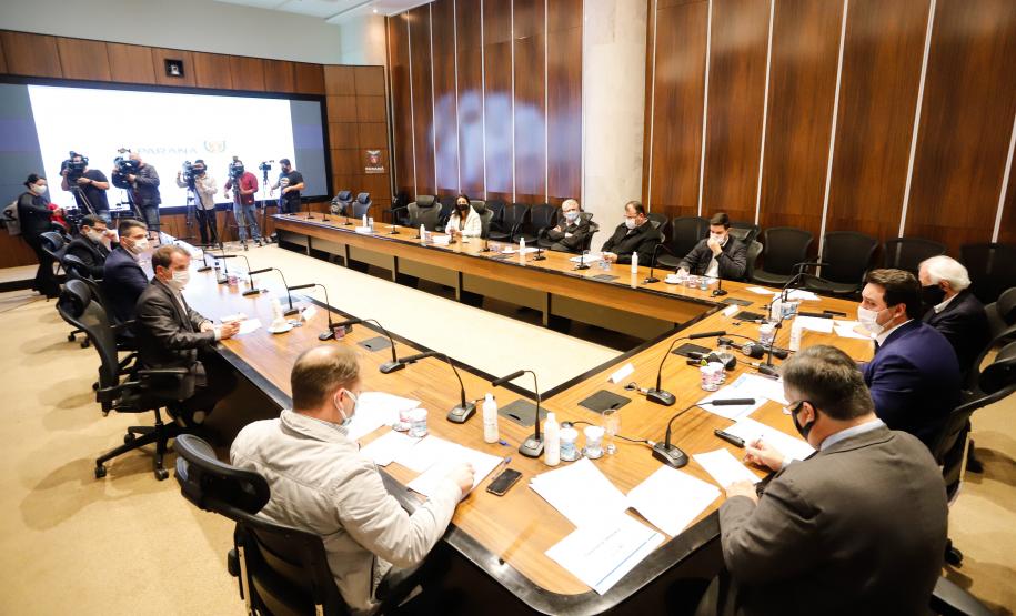 O governador Carlos Massa Ratinho Junior anunciou nesta terça-feira (30) uma série de medidas mais rigorosas para conter a evolução da pandemia do novo coronavírus no Paraná.