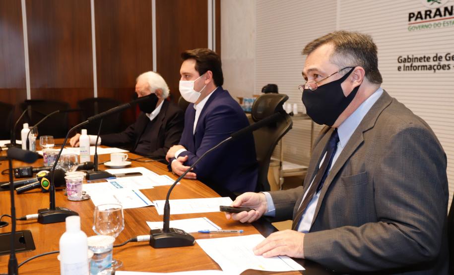 O governador Carlos Massa Ratinho Junior anunciou nesta terça-feira (30) uma série de medidas mais rigorosas para conter a evolução da pandemia do novo coronavírus no Paraná.