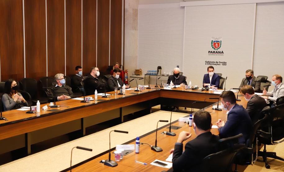 O governador Carlos Massa Ratinho Junior anunciou nesta terça-feira (30) uma série de medidas mais rigorosas para conter a evolução da pandemia do novo coronavírus no Paraná.