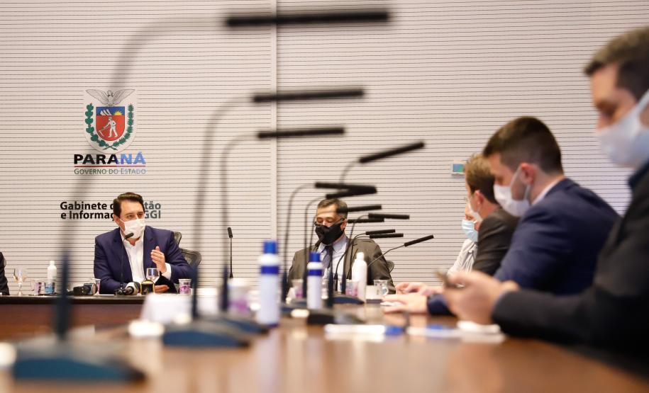 O governador Carlos Massa Ratinho Junior anunciou nesta terça-feira (30) uma série de medidas mais rigorosas para conter a evolução da pandemia do novo coronavírus no Paraná.