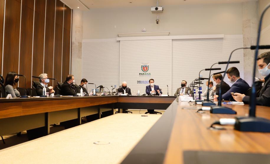 O governador Carlos Massa Ratinho Junior anunciou nesta terça-feira (30) uma série de medidas mais rigorosas para conter a evolução da pandemia do novo coronavírus no Paraná.