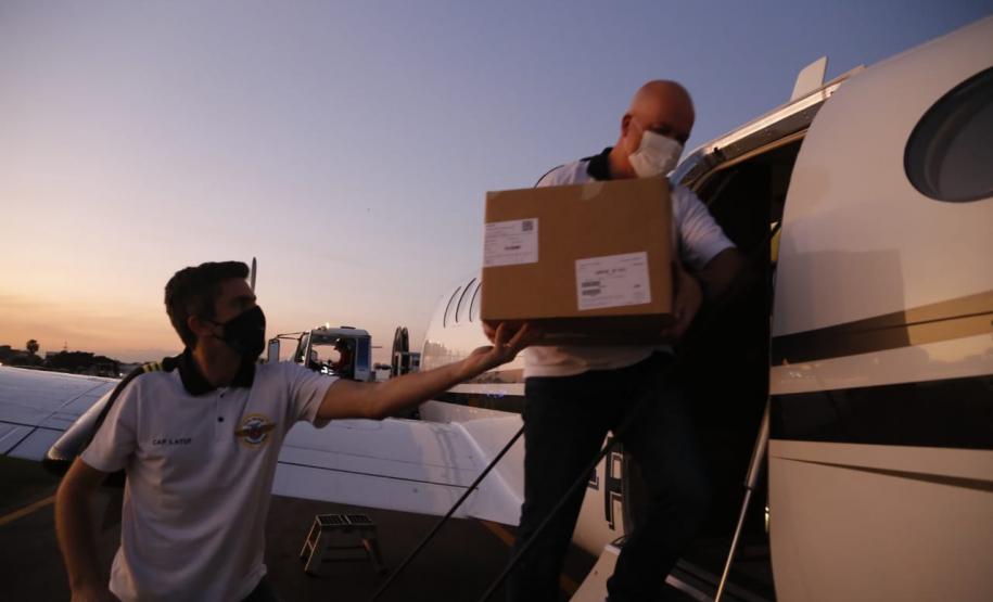 Paraná recebe anestésicos e relaxantes musculares do Hospital Unimed, do Rio de Janeiro. Uma aeronave do governo foi buscar. Estado também já está habilitado no processo de compra pelo Ministério da Saúde