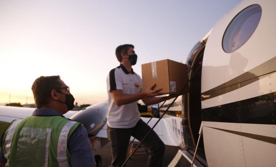 Paraná recebe anestésicos e relaxantes musculares do Hospital Unimed, do Rio de Janeiro. Uma aeronave do governo foi buscar. Estado também já está habilitado no processo de compra pelo Ministério da Saúde