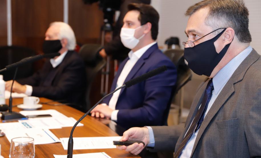 O governador Carlos Massa Ratinho Junior anunciou nesta terça-feira (30) uma série de medidas mais rigorosas para conter a evolução da pandemia do novo coronavírus no Paraná.