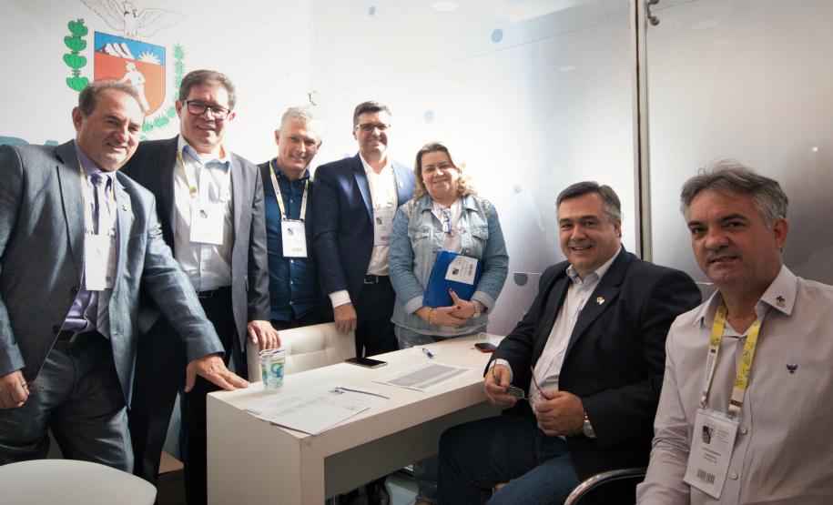 Estande da Sesa no CONASEMS auxilia prefeitos e secretários municipais de saúde A Secretaria de Estado da Saúde montou um estande no Congresso Nacional de Secretarias Municipais da Saúde (Conasems), que acontece em Brasília, até esta sexta-feira (5). “Estamos à disposição também de prefeitos e secretários para uma conversa, facilitando o acesso para o atendimento das demandas”, ressaltou o secretário Beto Preto.