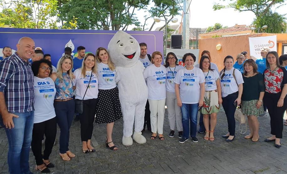 Paranaenses participam do dia D de vacinação contra o sarampo