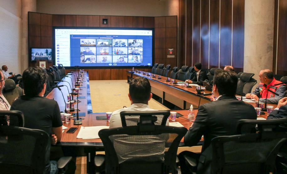 Video Prefeitos O Governador Carlos Massa Ratinho Junior em reunião por videoconferência neste sábado (28/03), com prefeitos e secretarios de Estado para alinhamento das ações no combate a pandemia do novo coronavírus. Curitiba, 28/03/2020 - Foto: Geraldo Bubniak/AEN