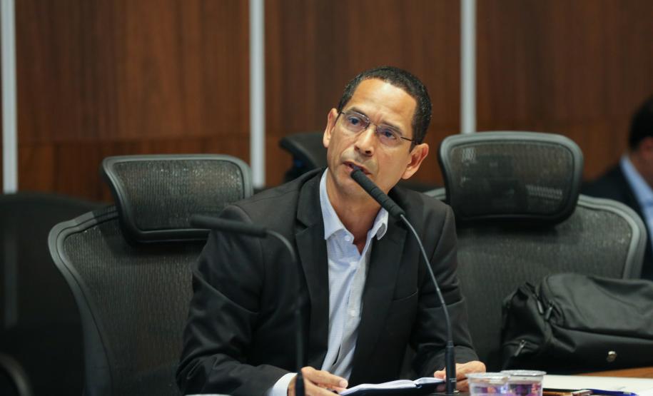 Video Prefeitos O Governador Carlos Massa Ratinho Junior em reunião por videoconferência neste sábado (28/03), com prefeitos e secretarios de Estado para alinhamento das ações no combate a pandemia do novo coronavírus. Na foto, o coronel Rômulo Marinho Soares, secretário de Segurança Pública e Administração Penitenciária. Curitiba, 28/03/2020 - Foto: Geraldo Bubniak/AEN