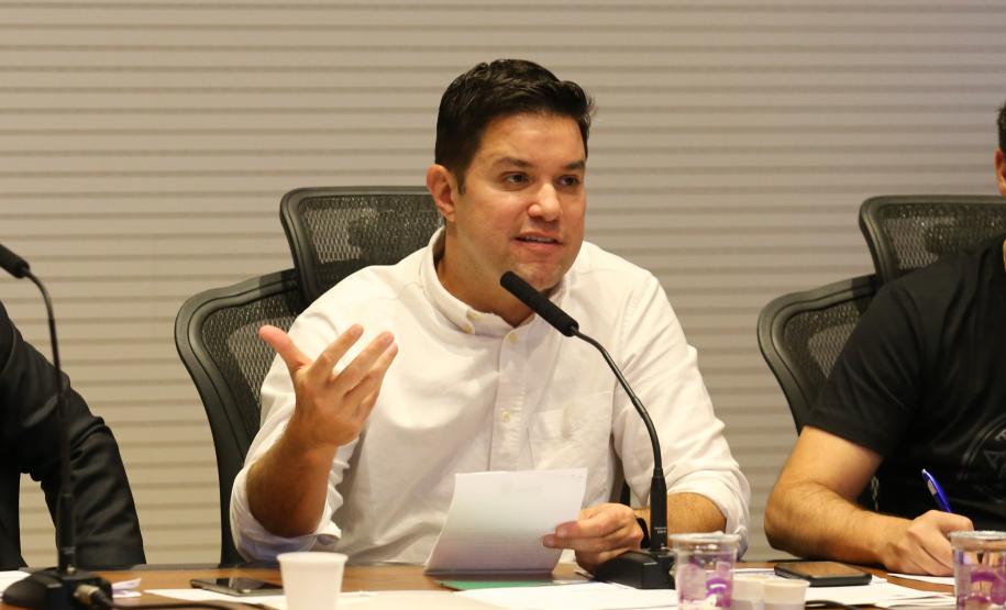 Video Prefeitos O Governador Carlos Massa Ratinho Junior em reunião por videoconferência neste sábado (28/03), com prefeitos e secretarios de Estado para alinhamento das ações no combate a pandemia do novo coronavírus. Na foto, Guto Silva, chefe da Casa Civil do Paraná. Curitiba, 28/03/2020 - Foto: Geraldo Bubniak/AEN