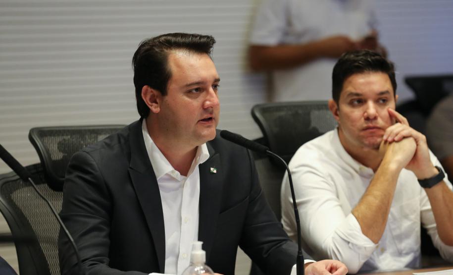 Video Prefeitos O Governador Carlos Massa Ratinho Junior em reunião por videoconferência neste sábado (28/03), com prefeitos e secretarios de Estado para alinhamento das ações no combate a pandemia do novo coronavírus. Curitiba, 28/03/2020 - Foto: Geraldo Bubniak/AEN