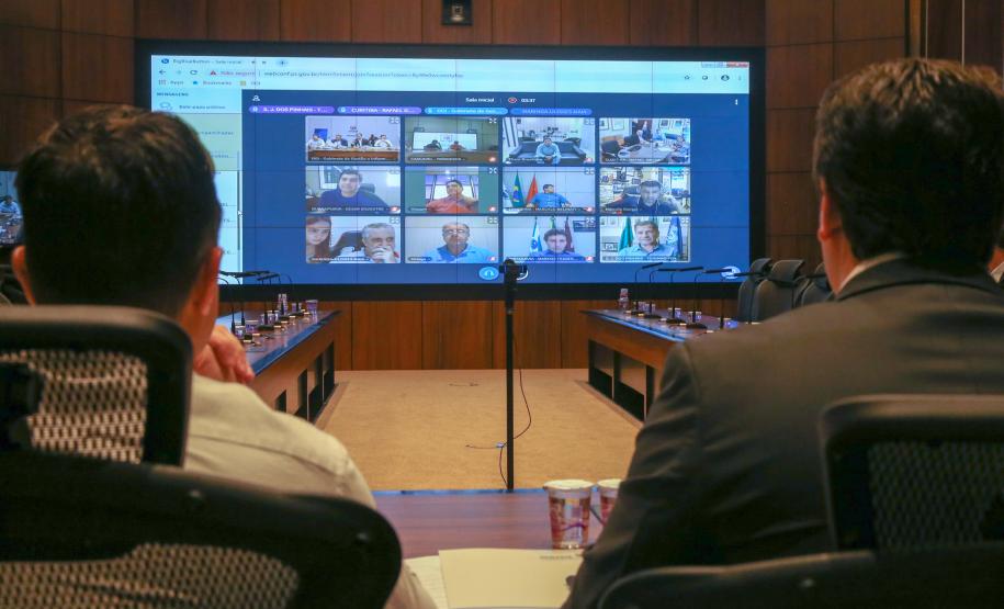 Video Prefeitos O Governador Carlos Massa Ratinho Junior em reunião por videoconferência neste sábado (28/03), com prefeitos e secretarios de Estado para alinhamento das ações no combate a pandemia do novo coronavírus. Curitiba, 28/03/2020 - Foto: Geraldo Bubniak/AEN