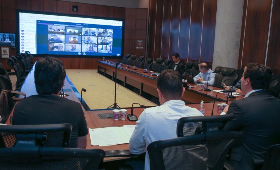 Video Prefeitos O Governador Carlos Massa Ratinho Junior em reunião por videoconferência neste sábado (28/03), com prefeitos e secretarios de Estado para alinhamento das ações no combate a pandemia do novo coronavírus. Curitiba, 28/03/2020 - Foto: Geraldo Bubniak/AEN