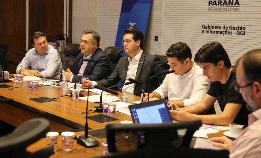 Video Prefeitos O Governador Carlos Massa Ratinho Junior em reunião por videoconferência neste sábado (28/03), com prefeitos e secretarios de Estado para alinhamento das ações no combate a pandemia do novo coronavírus. Curitiba, 28/03/2020 - Foto: Geraldo Bubniak/AEN